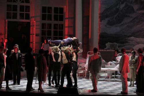 Violetta Valry (Liana Aleksanyan) und Ensemble | © Jrg Landsberg 